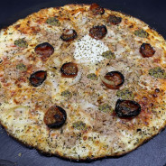 TONOPESTO : Sauce tomate du Chef, mozzarella 100 %, thon, tomates semi-séchées marinée,  oignons, pesto, origan