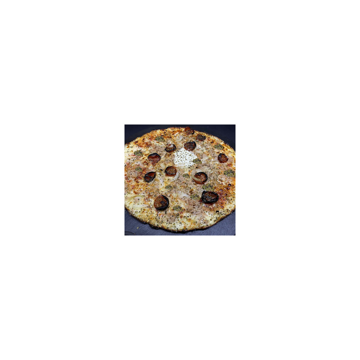 TONOPESTO : Sauce tomate du Chef, mozzarella 100 %, thon, tomates semi-séchées marinée,  oignons, pesto, origan