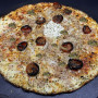 TONOPESTO : Sauce tomate du Chef, mozzarella 100 %, thon, tomates semi-séchées marinée,  oignons, pesto, origan