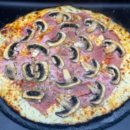 REINE CLASSIQUE : Sauce. tomate du Chef, mozzarella 100%, jambon blanc, origan.