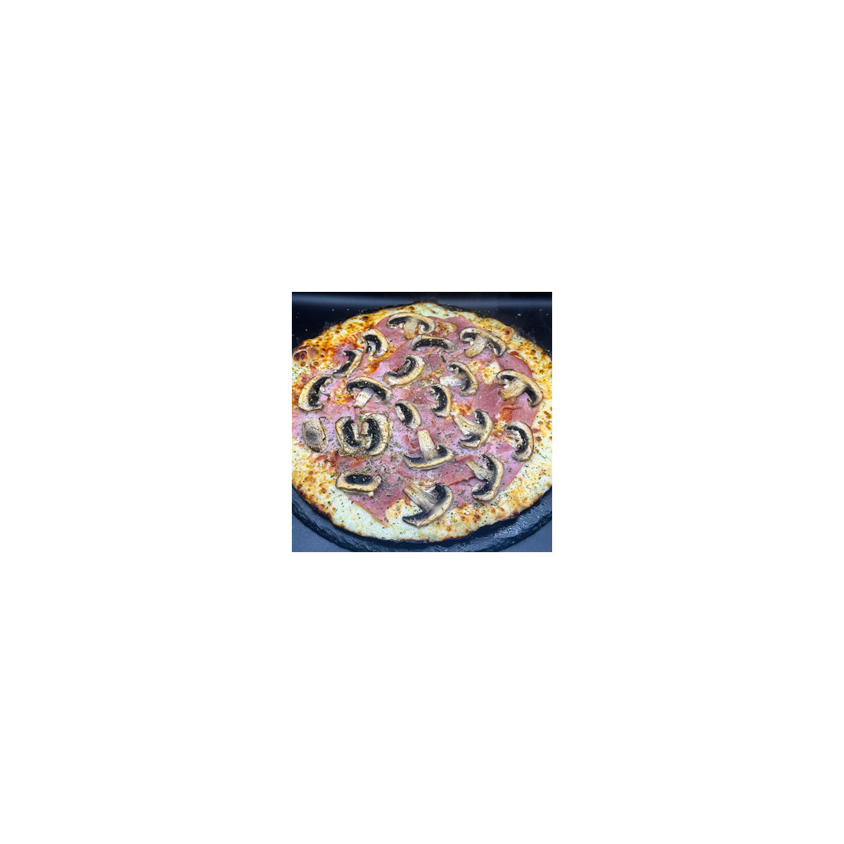 REINE CLASSIQUE : Sauce. tomate du Chef, mozzarella 100%, jambon blanc, origan.