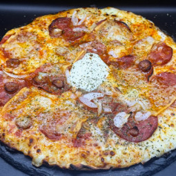 CALIENTE : Sauce tomate maison, mozzarella 100 %, merguez, chorizo, oignons, comté, origan.