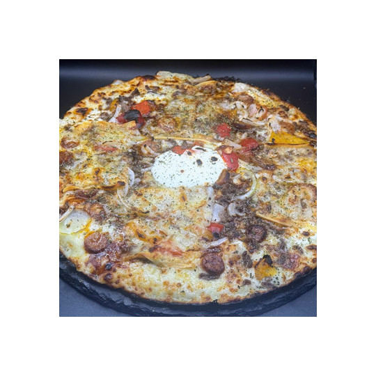 BUFFALO : Crème fraîche, mozzarella 100 %, steak haché, merguez, poivrons grillés, oignons, comté, barbecue (halal).