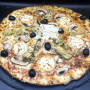 BERGERE : Sauce tomate maison, mozzarella 100 %, artichauts à la romaine, champignons, chèvre, olives, origan.