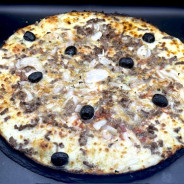 CAMPIONE ROQUEFORT : Sauce tomate maison, mozzarella 100 %, steak haché, oignons, olives, roquefort, origan (halal).