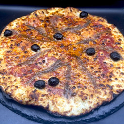 NAPOLITAINE CLASSIQUE : Sauce tomate maison, mozzarella 100 %, anchois, olives.