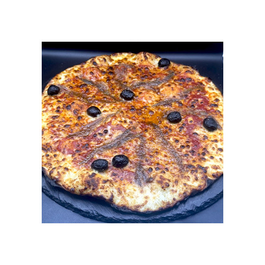 NAPOLITAINE CLASSIQUE : Sauce tomate maison, mozzarella 100 %, anchois, olives.