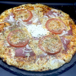 LA CROQUE : Sauce tomate maison, mozzarella 100 %, jambon blanc, rondelles de tomate, oignons, comté, origan.