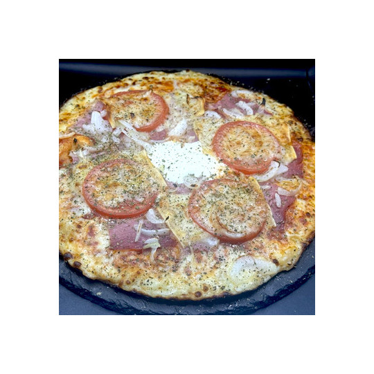 LA CROQUE : Sauce tomate maison, mozzarella 100 %, jambon cru, rondelles de tomate, oignons, comté, origan.