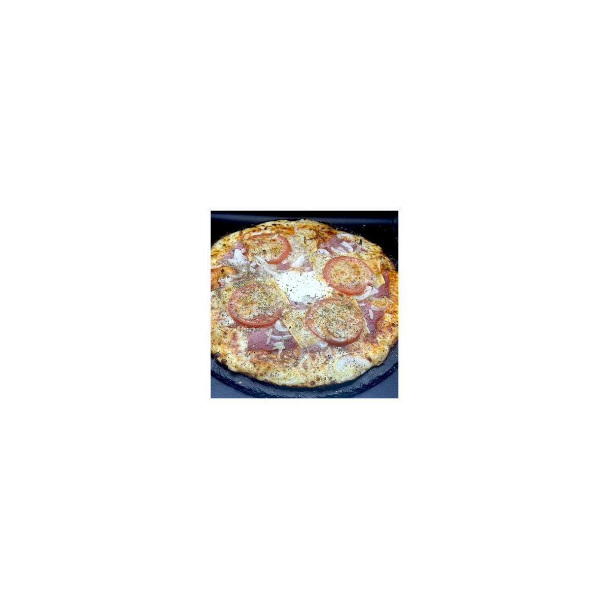 LA CROQUE : Sauce tomate maison, mozzarella 100 %, jambon cru, rondelles de tomate, oignons, comté, origan.