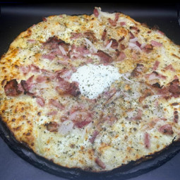 RUSTIQUE : Crème fraîche, mozzarella 100%, poitrine fumée, lardon, oignons, roquefort