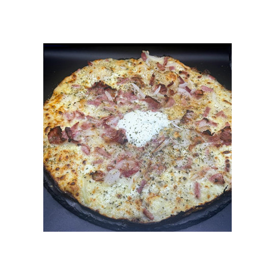 RUSTIQUE : Crème fraîche, mozzarella 100%, poitrine fumée, lardon, oignons, roquefort