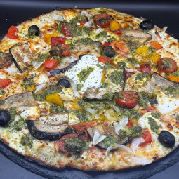 MEDITERANEEN : S. tomate du Chef, mozzarella 100 %, aubergines & poivrons grillés, t. cerises, olives, oignons, chèvre, pesto