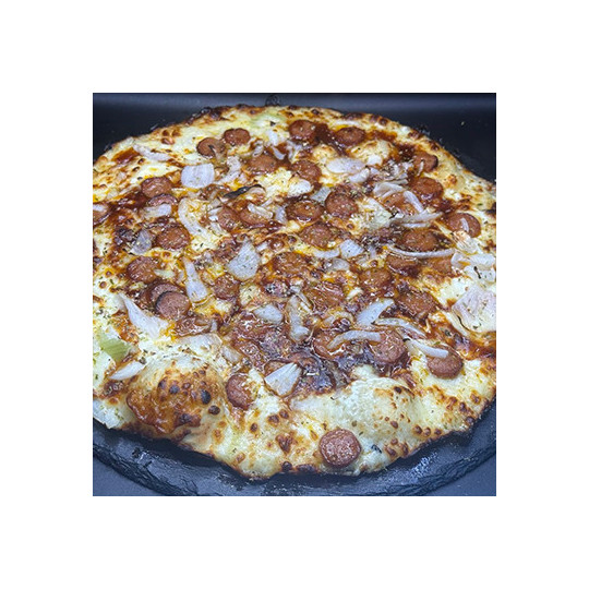 MERGUEZ BB CLASSIQUE : Crème fraîche, sauce barbecue, mozzarella 100 %, merguez, oignons, origan (halal).