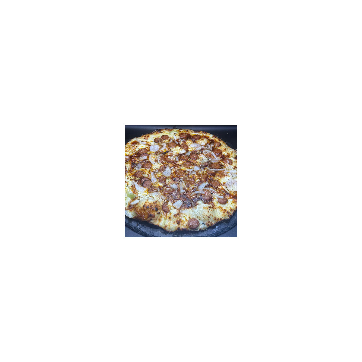 MERGUEZ BB CLASSIQUE : Crème fraîche, sauce barbecue, mozzarella 100 %, merguez, oignons, origan (halal).
