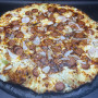 MERGUEZ BB CLASSIQUE : Crème fraîche, sauce barbecue, mozzarella 100 %, merguez, oignons, origan (halal).