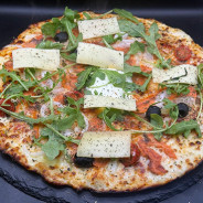 SAUMON DU CHEF : S. tomate du Chef, mozzarella 100%, saumon sauvage, t. cerises, olives, oignons, compté, roquettes, origan