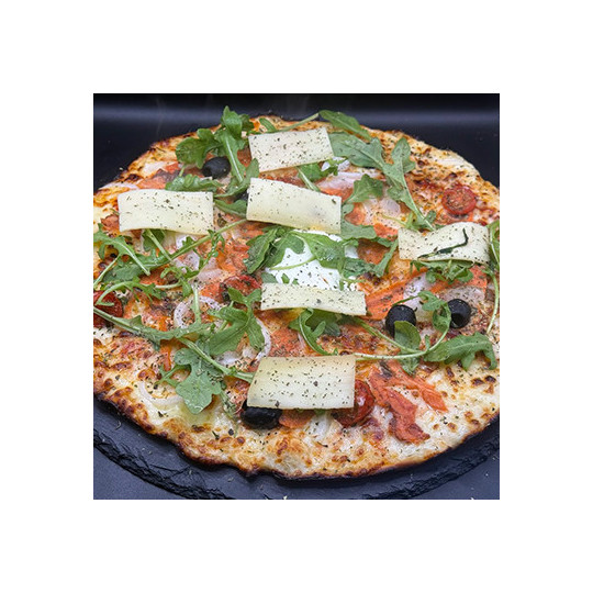 SAUMON DU CHEF : S. tomate du Chef, mozzarella 100%, saumon sauvage, t. cerises, olives, oignons, compté, roquettes, origan