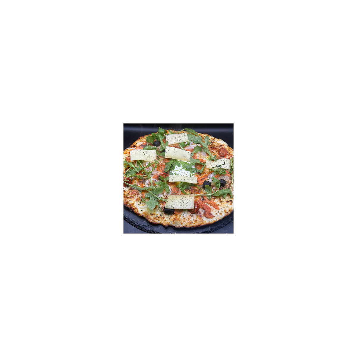 SAUMON DU CHEF : S. tomate du Chef, mozzarella 100%, saumon sauvage, t. cerises, olives, oignons, compté, roquettes, origan