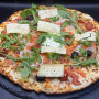 SAUMON DU CHEF : S. tomate du Chef, mozzarella 100%, saumon sauvage, t. cerises, olives, oignons, compté, roquettes, origan