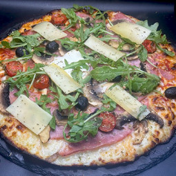 REINE DU CHEF : S. tomate du Chef, mozzarella 100%, jambon blanc, T. cerises, champignons, olives, origan, Comté AOC, roquette