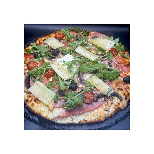 REINE DU CHEF : S. tomate du Chef, mozzarella 100%, jambon blanc, T. cerises, champignons, olives, origan, Comté AOC, roquette