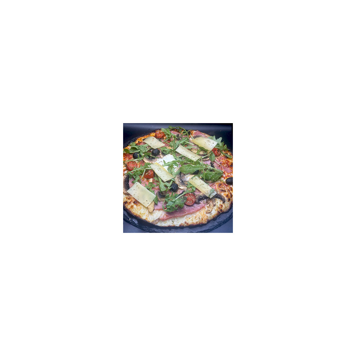 REINE DU CHEF : S. tomate du Chef, mozzarella 100%, jambon blanc, T. cerises, champignons, olives, origan, Comté AOC, roquette
