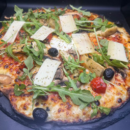 LA VEGE: Sauce tomate du Chef, mozzarella 100%, champignons, artichauts à la romaine, tomates cerises, olives, padano, roquette