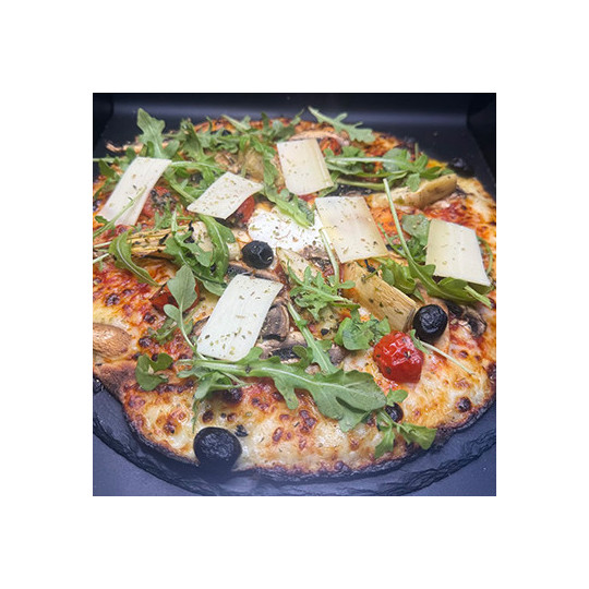LA VEGE: Sauce tomate du Chef, mozzarella 100%, champignons, artichauts à la romaine, tomates cerises, olives, padano, roquette