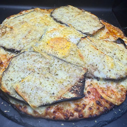 AUBERGINE : Sauce tomate maison, mozzarella 100 %, grandes tranches d'aubergine, double comté,  œuf gratiné, origan