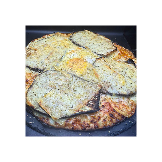 AUBERGINE : Sauce tomate maison, mozzarella 100 %, grandes tranches d'aubergine, double comté,  œuf gratiné, origan