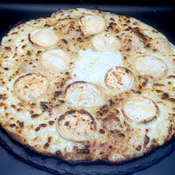 CHEVRE MIEL : Crème fraîche, mozzarella 100 %, chèvre, miel.