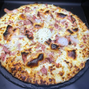 RACLETTE : Crème fraîche, mozzarella 100%, lardons, poitrine fumée, raclette, oignons, origan.