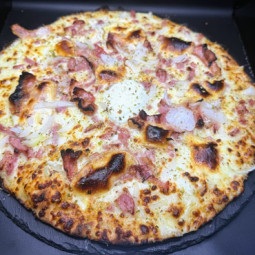 RACLETTE : Crème fraîche, mozzarella 100%, lardons, poitrine fumée, raclette, oignons, origan.
