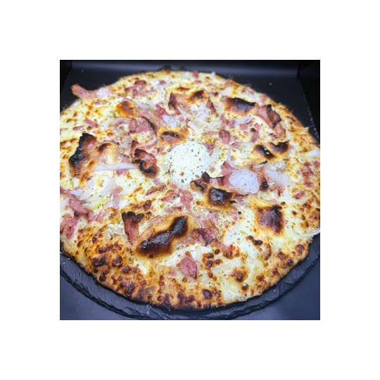 RACLETTE : Crème fraîche, mozzarella 100%, lardons, poitrine fumée, raclette, oignons, origan.