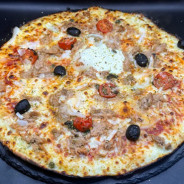 PECHEUSE : Sauce tomate du chef, mozzarella 100 %, thon, câpres, tomates cerises, oignons, olives, origan.