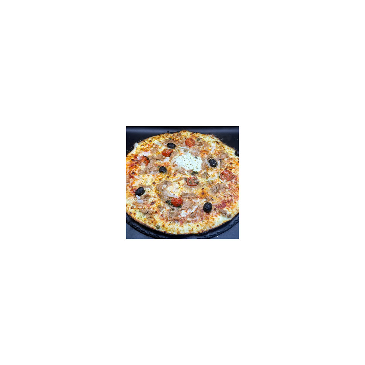 PECHEUSE : Sauce tomate du chef, mozzarella 100 %, thon, câpres, tomates cerises, oignons, olives, origan.
