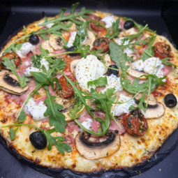 REINE DI BUFALA : S. tomate du Chef, mozzarella 100%, jambon blanc, champignons, tomates cerise, di bufala, roquette, origan