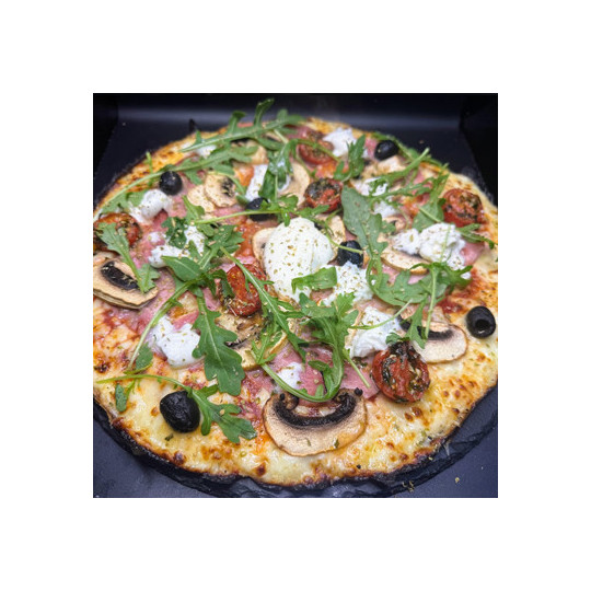 REINE DI BUFALA : S. tomate du Chef, mozzarella 100%, jambon blanc, champignons, tomates cerise, di bufala, roquette, origan