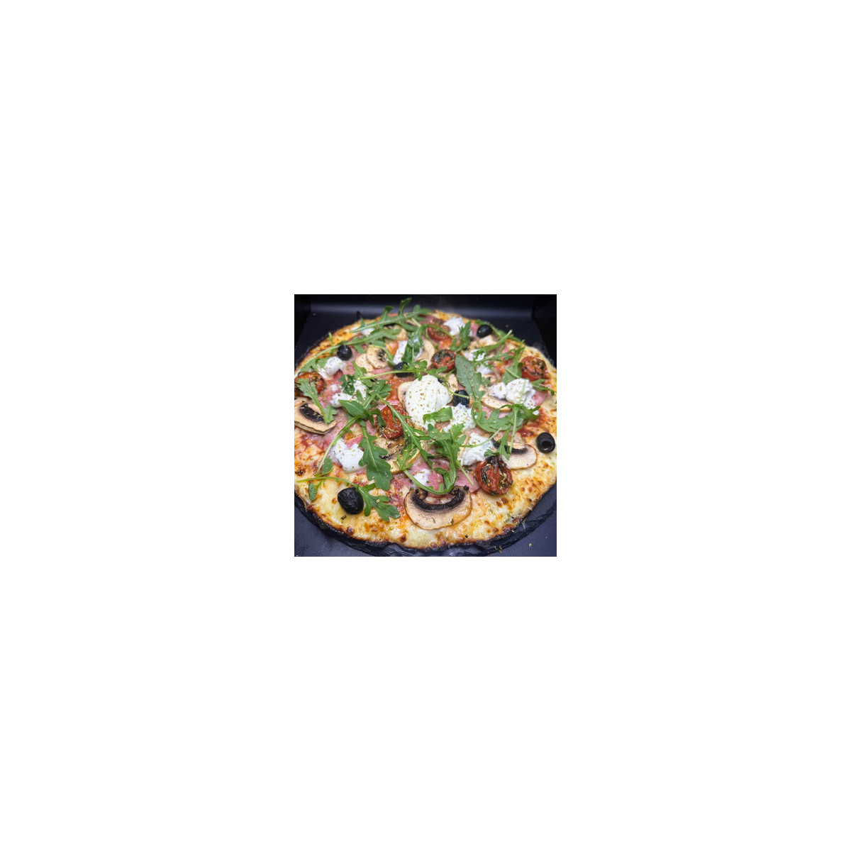 REINE DI BUFALA : S. tomate du Chef, mozzarella 100%, jambon blanc, champignons, tomates cerise, di bufala, roquette, origan