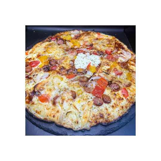 MERGUEZ BB COMTE : Crème fraîche, mozzarella 100 %, merguez, poivrons grillés, oignons, comté, origan, sauce barbecue (halal).