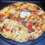 MERGUEZ BB COMTE : Crème fraîche, mozzarella 100 %, merguez, poivrons grillés, oignons, comté, origan, sauce barbecue (halal).