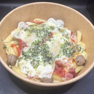 BOWL BURGER ROQUEFORT : Boulette de bœuf, sauce tomate du chef, Mozza & roquefort, Huile persillée