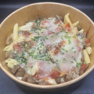 BOWL BURGER BŒUF ÉPICÉ CHORIZO : Bœuf épicé, chorizo, sauce tomate du chef, mozzarella & comté, huile persillée