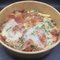 BOWL BURGER RACLETTE : Boulette de bœuf, sauce tomate du chef, Mozza & raclette, Huile persillée