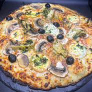 BERGERE : Sauce tomate maison, mozzarella 100 %, artichauts à la romaine, champignons, chèvre, olives, origan.