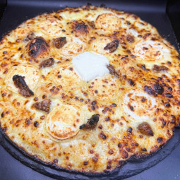 CALINE : Crème fraîche, mozzarella 100 %, Chèvre, figues, miel.