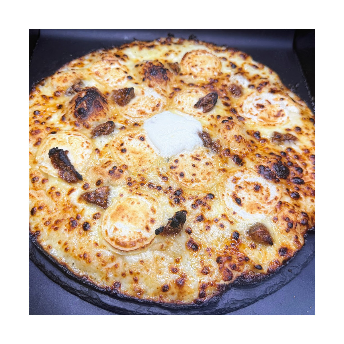 CALINE : Crème fraîche, mozzarella 100 %, Chèvre, figues, miel.