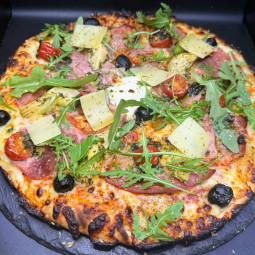 CYNARA : Sauce tomate maison, mozzarella 100 %, jambon blanc, artichauts, tomates cerises, olives, roquette, Comté AOC