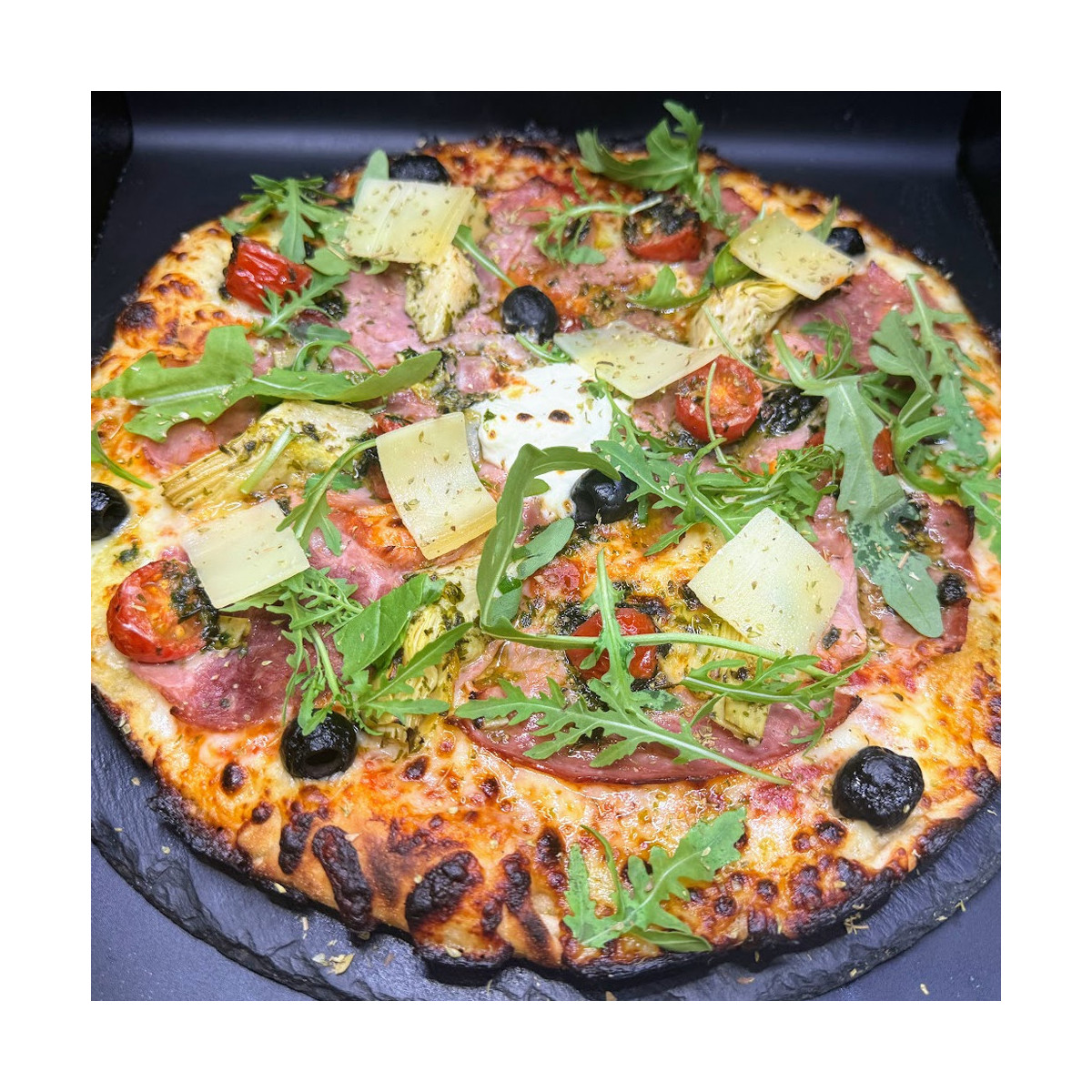 CYNARA : Sauce tomate maison, mozzarella 100 %, jambon blanc, artichauts, tomates cerises, olives, roquette, Comté AOC